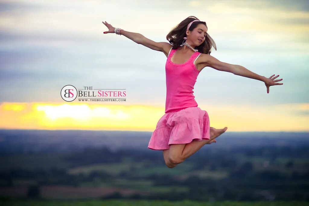 Скакалка розовая. Pink jump. Скакалка спортивная. Обои для iphone девушки. Батут для девочек с горкой.