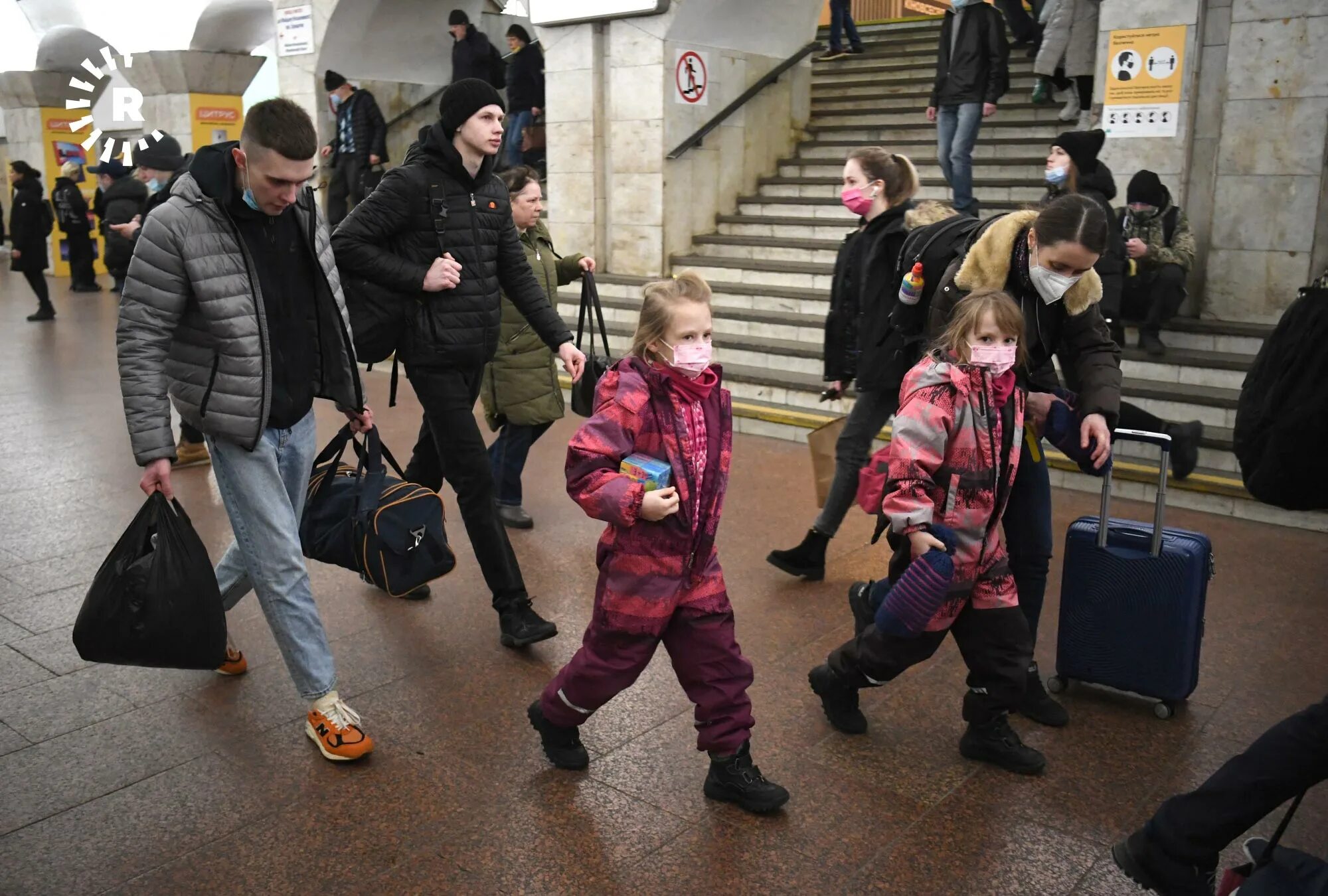 Что на данный момент происходит в киеве. Метро для детей. люди в метро в киеве. дети украины. человек сидит в метро.
