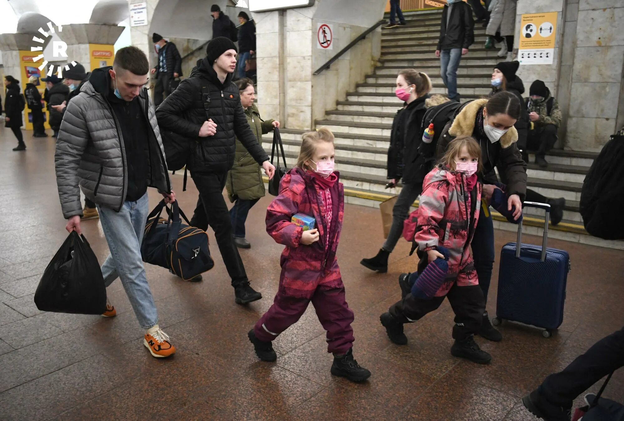 Люди в метро в Киеве. Метро для детей. Дети Украины. Человек сидит в метро.