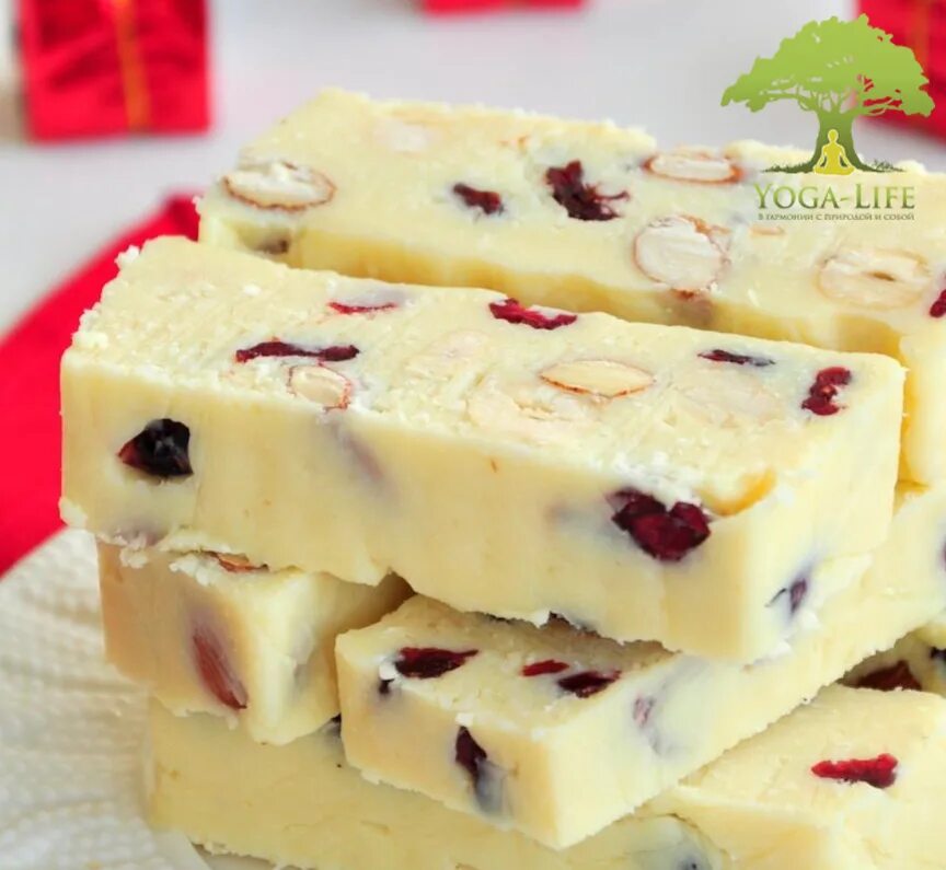 белый шоколад со сгущенкой. кусочки белого шоколада. белый шоколад. белый шоколад со сгущенкой. белый шоколад асбест.