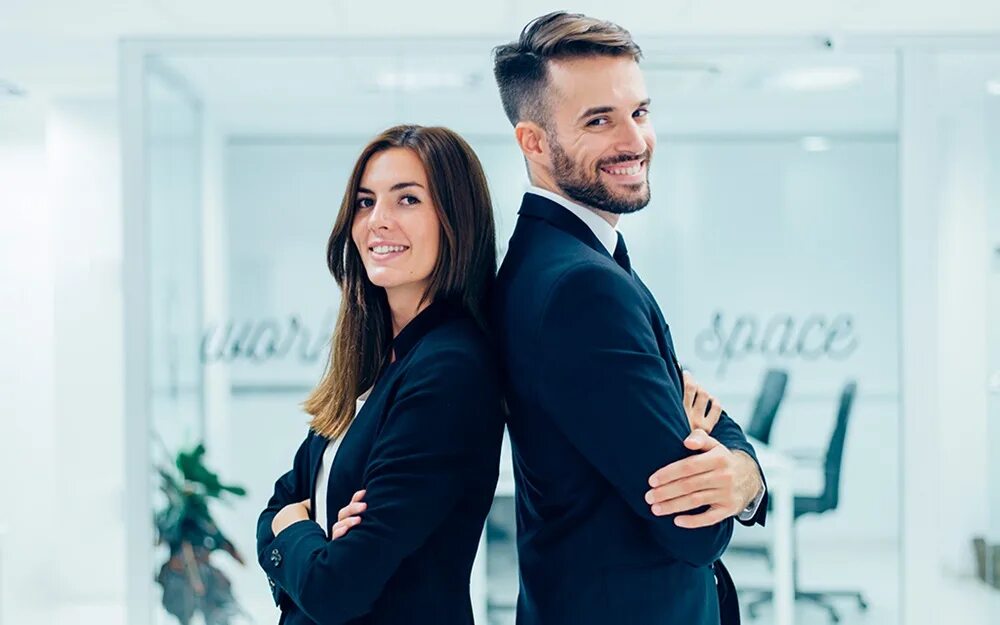 Мужчина и женщина бизнес. Женщины мужчин бизнесменов. Успешный мужчина с женщиной. Мужчина и женщина в офисе. Мужчина и женщина в офисе.