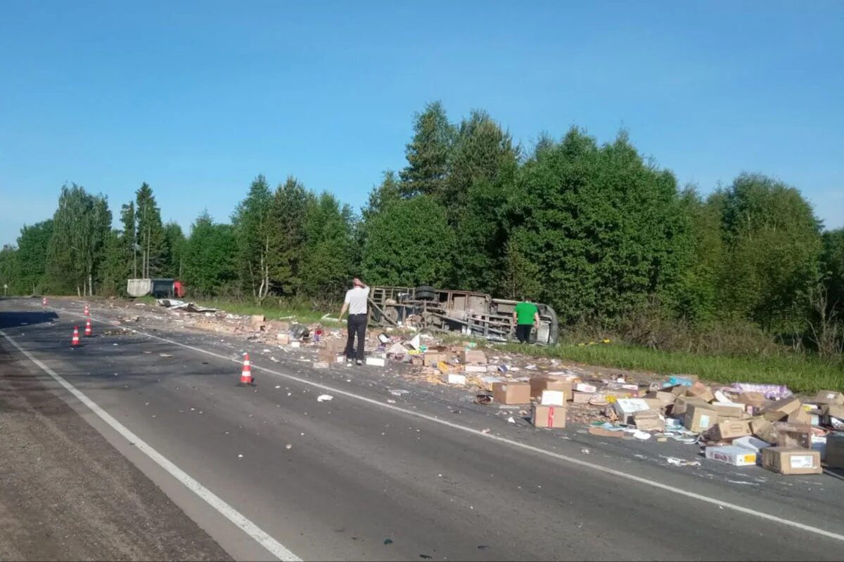 Авария в Тверской области. Фура на дороге. Трасса м10.