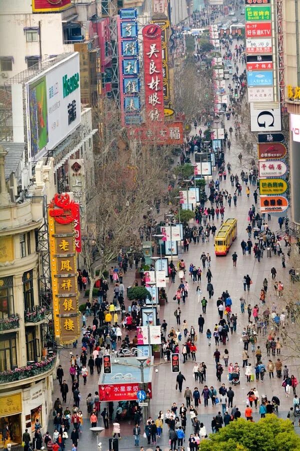Nanjing road shanghai. Nanjing road pedestrian street. Шанхай главная улица. Нанкинская улица в шанхае. Нанкинская улица.