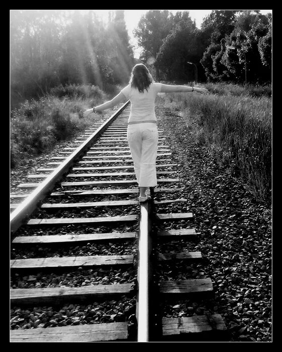 хочется убежать от всех высказывания. человек уходит. уйти ото всех. закрыться от всех. следы любви.