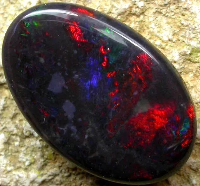 Fancy vivid бриллиант. рубин vs сапфир. красные синие зеленые камни. азурит с малахитом. зеленый дрезденский алмаз.