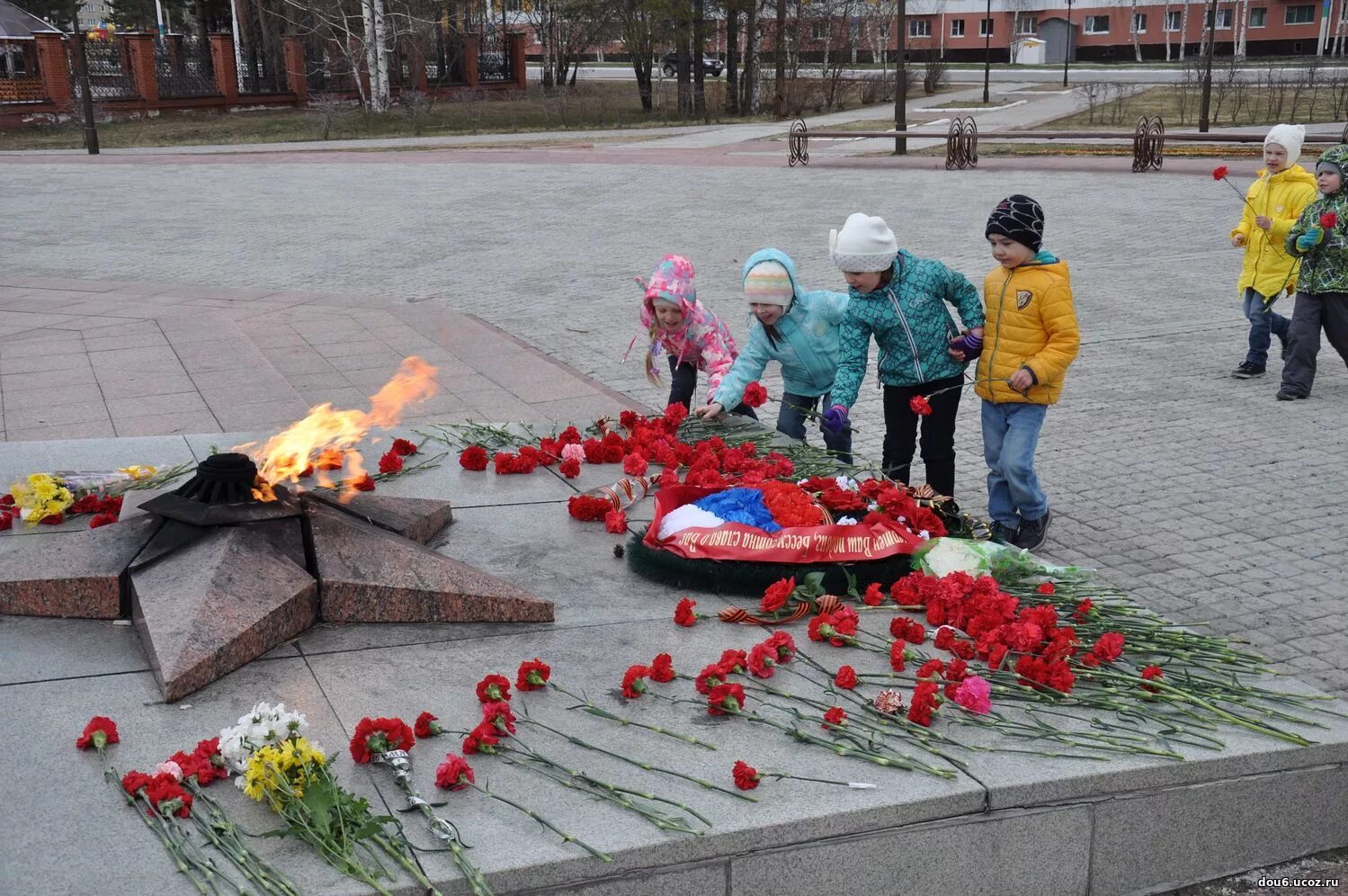 группа вечный огонь. огонь на 9 мая. группа вечный огонь. вечный огонь в татарстане. богомолов вечный огонь.