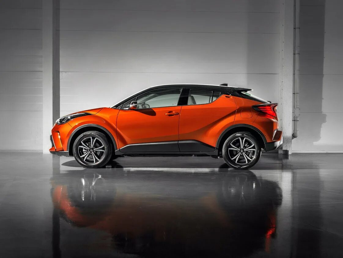 Вторая модель новый. Toyota c-HR 2020. Toyota HR V 2020. Toyota c-HR 2019. Toyota паркетник Chr.