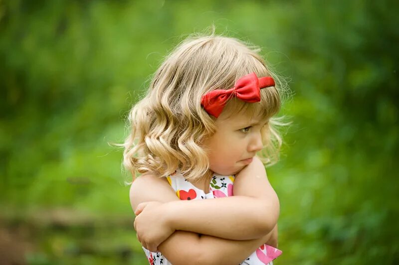 Девочка надула губы. Девочка зая. Девочка надула губы. Обиженный ребенок. Обиженный ребенок.