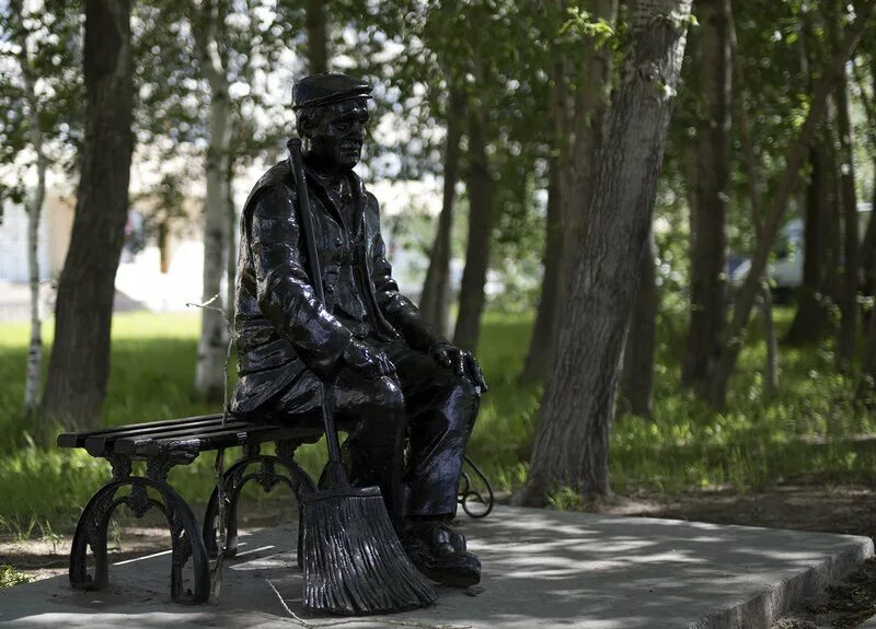 Уставший памятник. Городская скульптура. Городская скульптура "мужчина на скамейке". Городская скульптура Нижнего Новгорода. Кишинев городская скульптура.