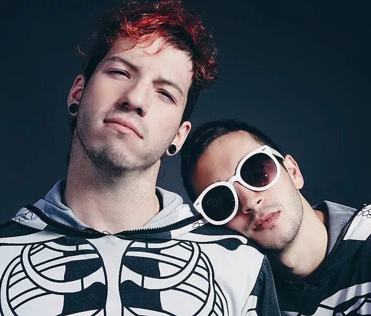 Paladin twenty one pilots. Группа twenty one pilots. джош 21 pilots. вокалист твенти ван пилотс. тверь ван пайлотс.
