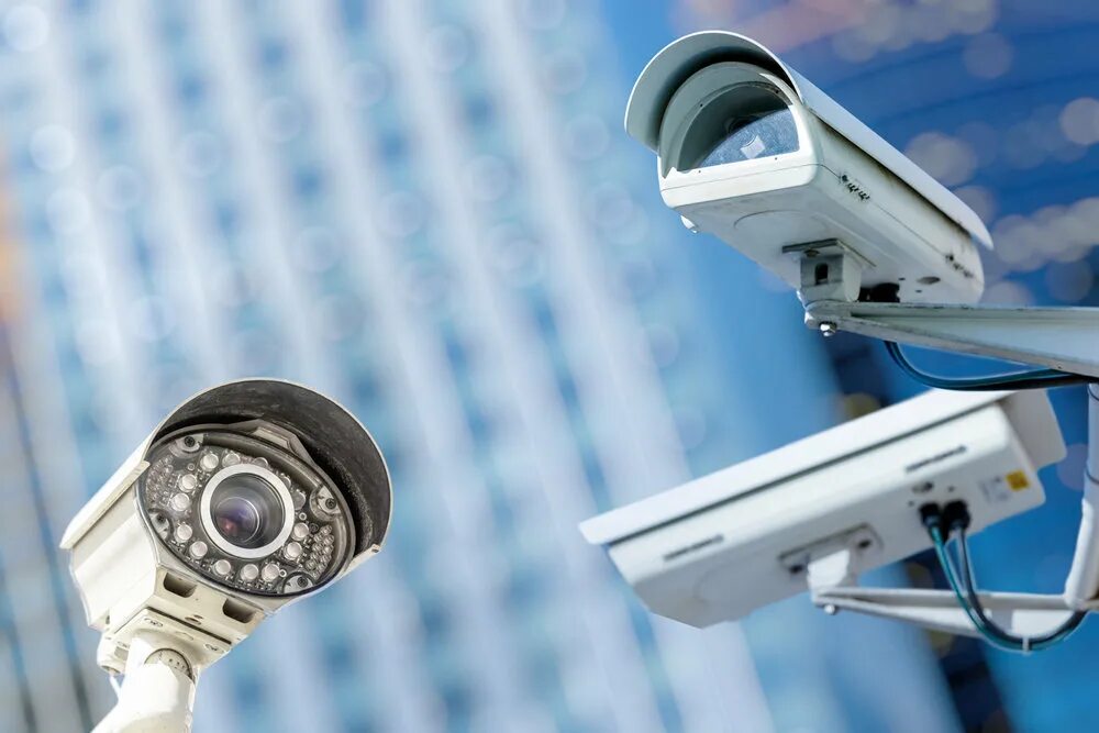 Система дорожного видеонаблюдения. Камера наблюдения на стене. Система видеонаблюдения для частного дома. Видеоконтроль. Камера наблюдения на стене.