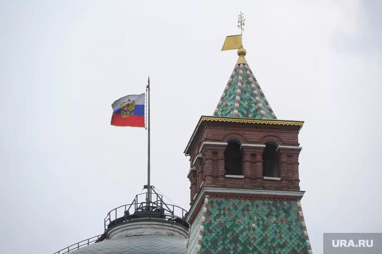 Какой царь указал поднимать флаг над зданиями. Флаг над кремлем.