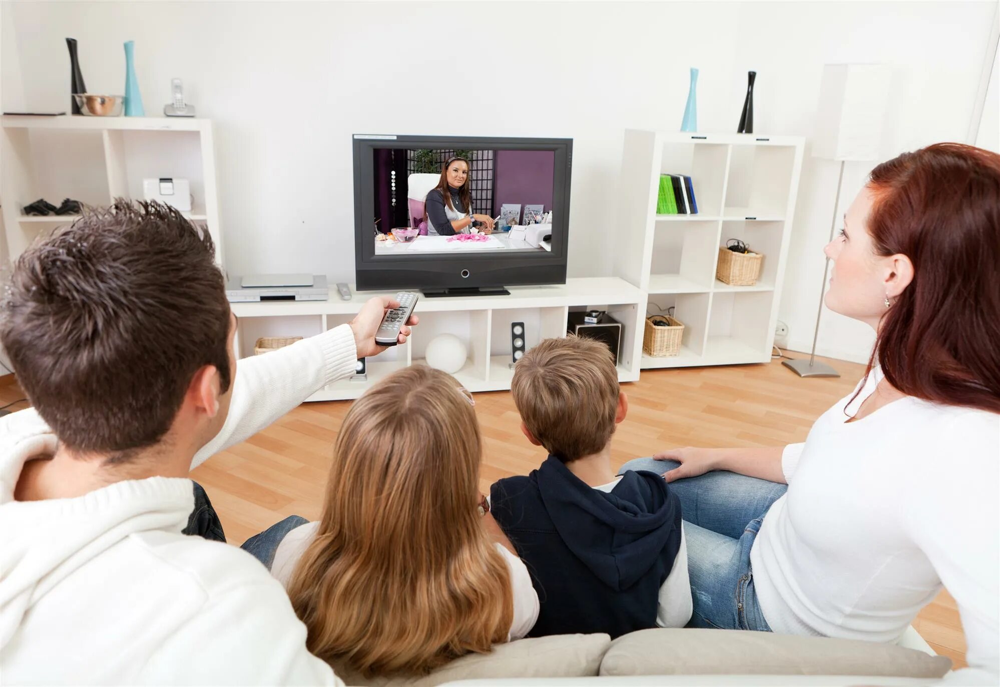 Best tv people. Семья у телевизора. Семья смотрит телевизор. Телевизор для детей. Телевизор семейный.