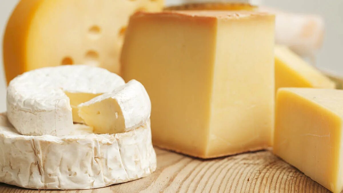 Сонник есть сыр. Сыр. Сыр Бри. Сыр брынза. Чем полезен сыр на ночь.