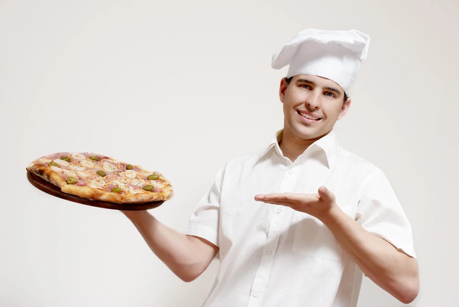 Cook vk. Повар с тарелкой. Повар с пиццей. Повар с блюдом в руках. Повар в пиццерии.