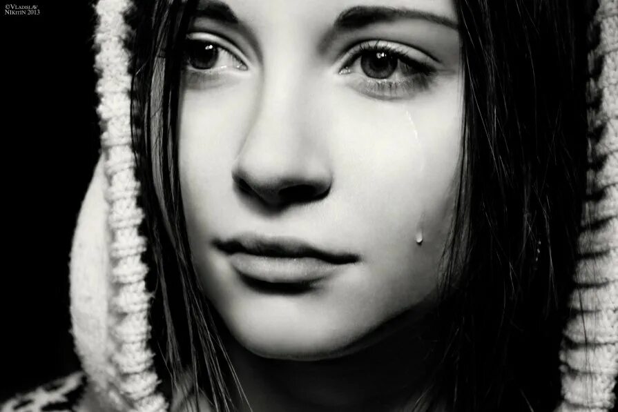 Улыбайся сквозь слезы. Девушка смеется сквозь слезы. Женщина эмоции. Слезы женщины. Плачущая девушка.