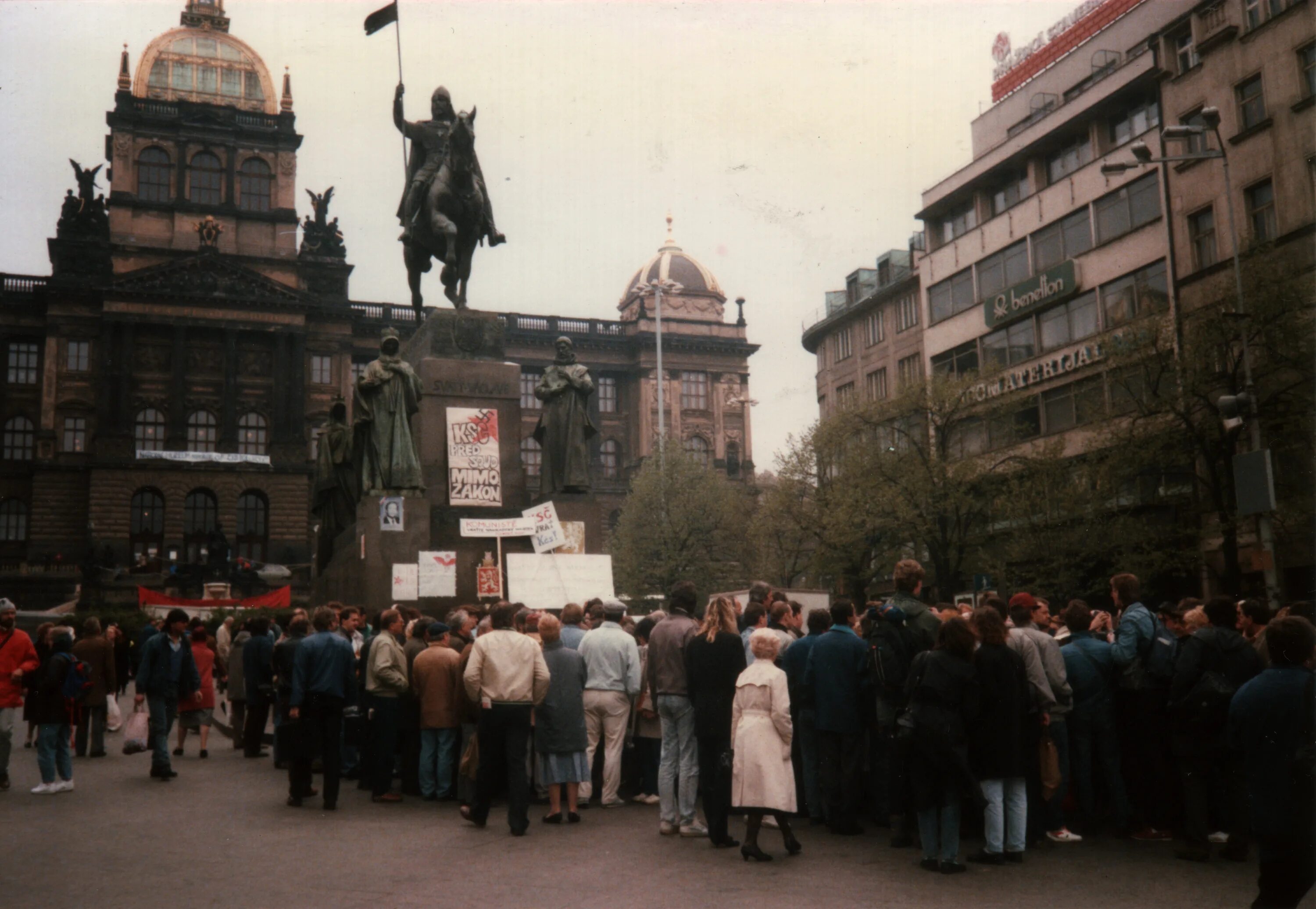 Вацлавская площадь в Праге манифестация в 1989 году. Демонстрация в Праге на Вацлавской площади. Прага Влтавская площадь посол советского Союза. Прага 1990 год.