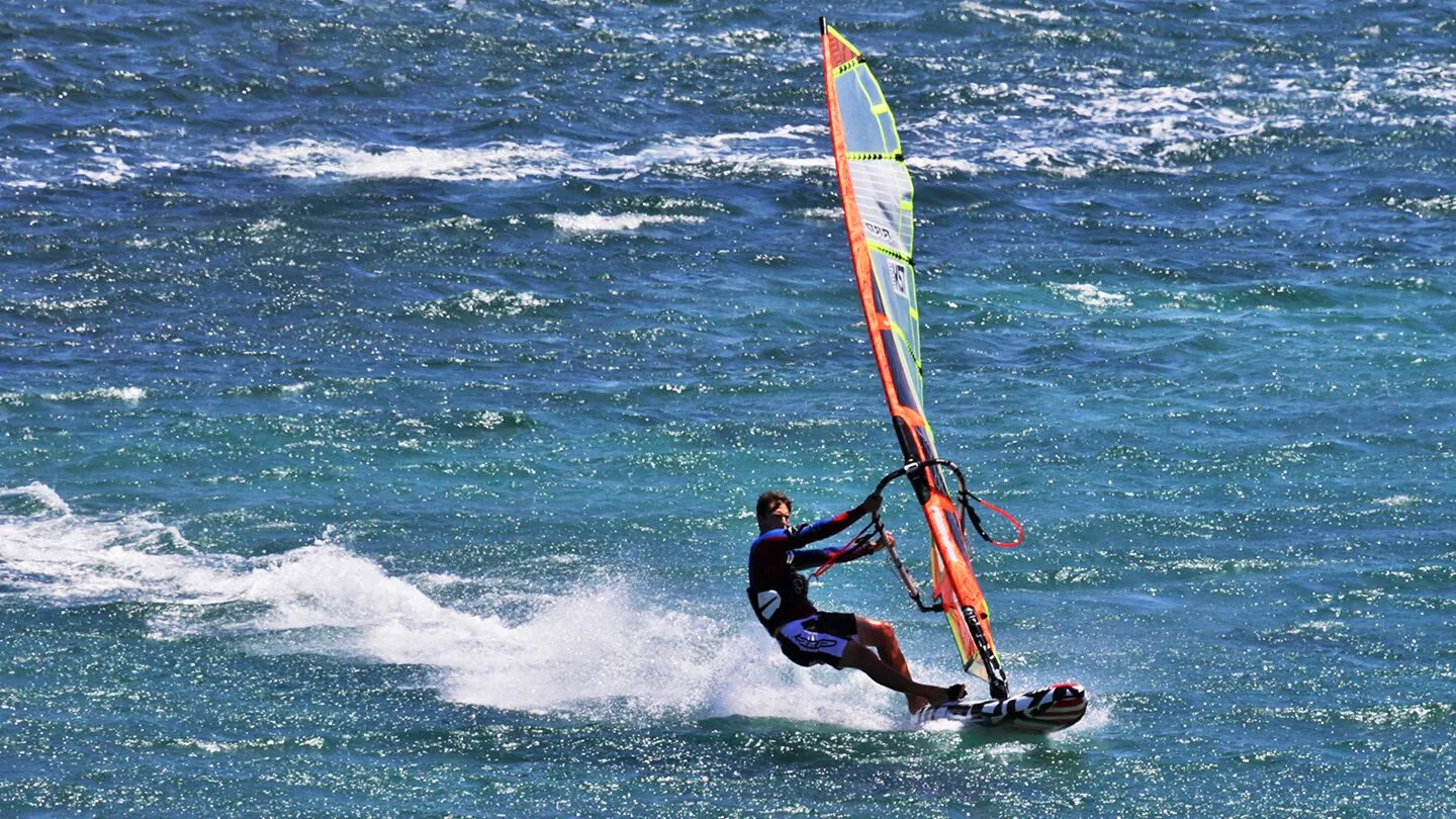 Серфер на реке. Что такое сапы на воде. Sup board катамаран. Wind sup надувная доска. Сапборд кайт.
