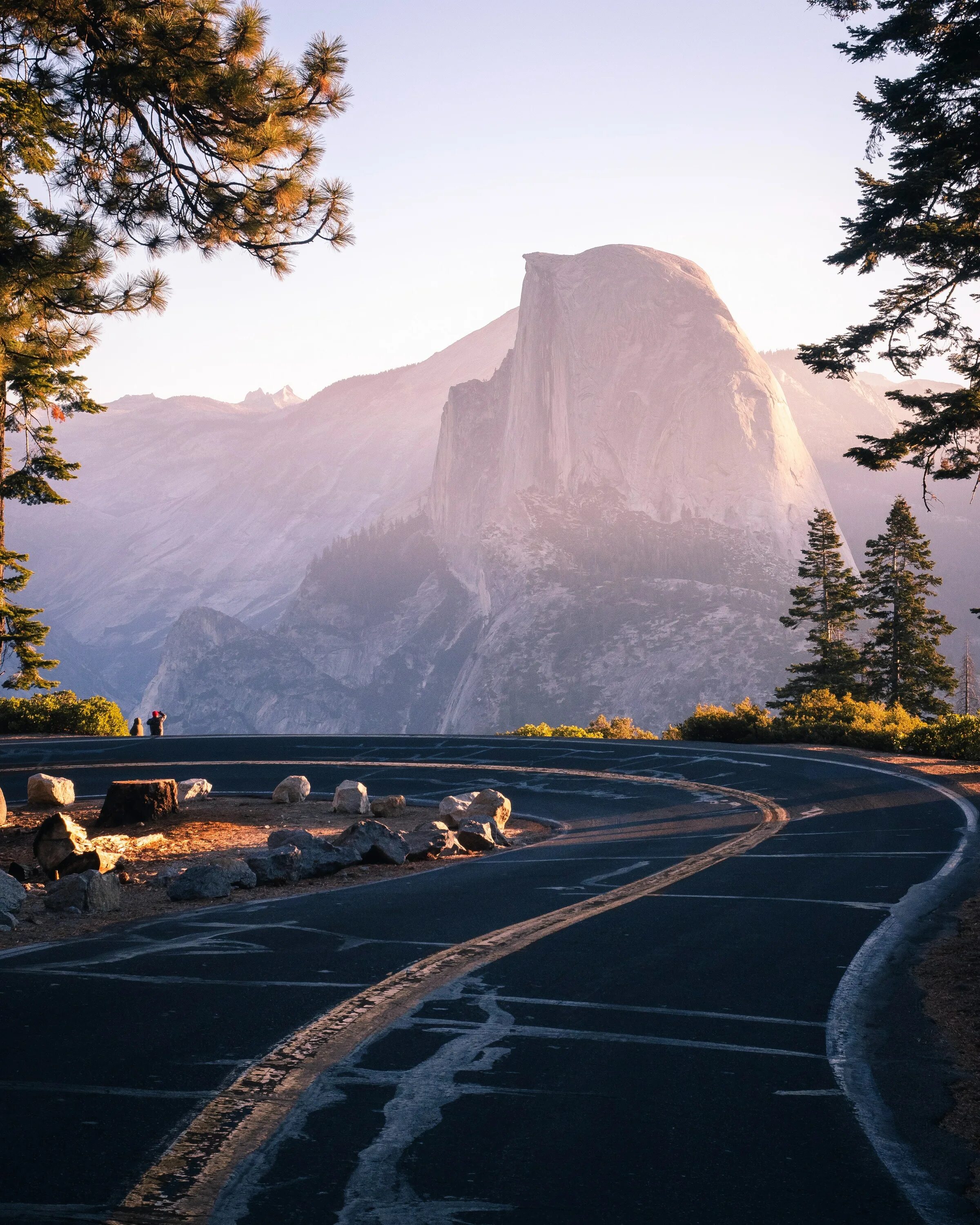 Дорога с красивым видом. Парк Йосемити Калифорния. Йосемитский национальный парк США. Парк Йосемити Калифорния дорога. Национальный парк Йосемити, США дорога.