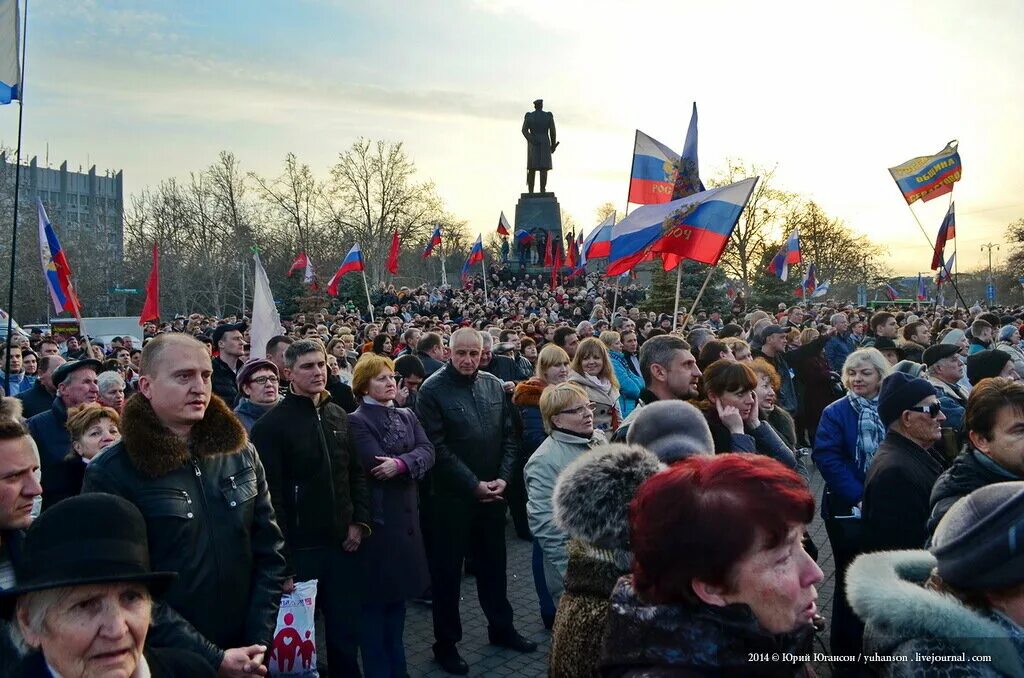 Февраль 2014 года севастополь. Митинг площадь Нахимова в Севастополе 2014. Митинг на площади Нахимова 23 февраля 2014 года. Митинг в Севастополе 23 февраля 2014. Севастополь площадь Нахимова 23 февраля 2014.