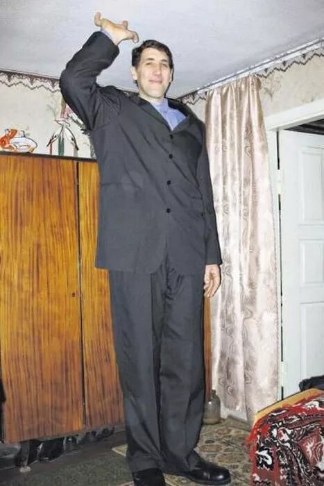 рост 2 метра и 170. мужик 2 метра. мужик 2 метра. парень 2 метра. самый высокий человек в россии 2021.