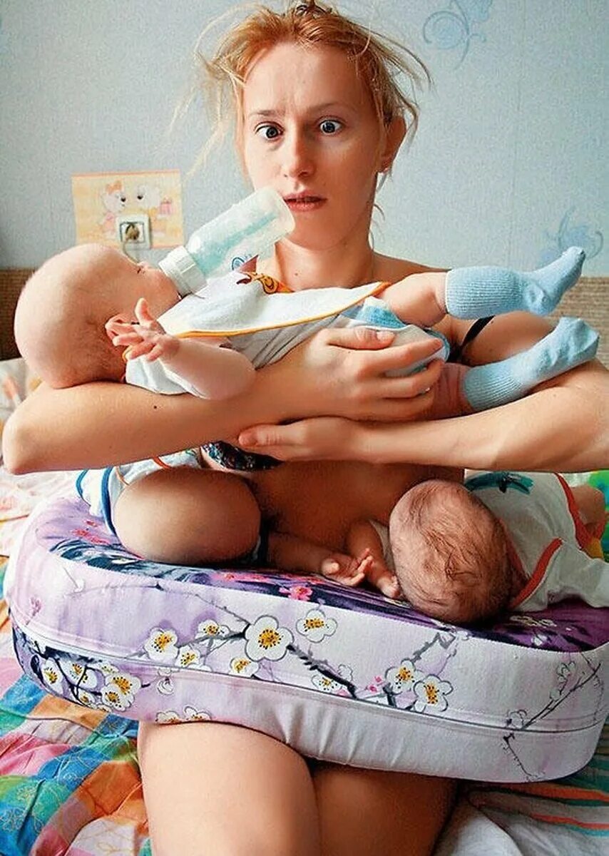 Родить девочку и кормить ее