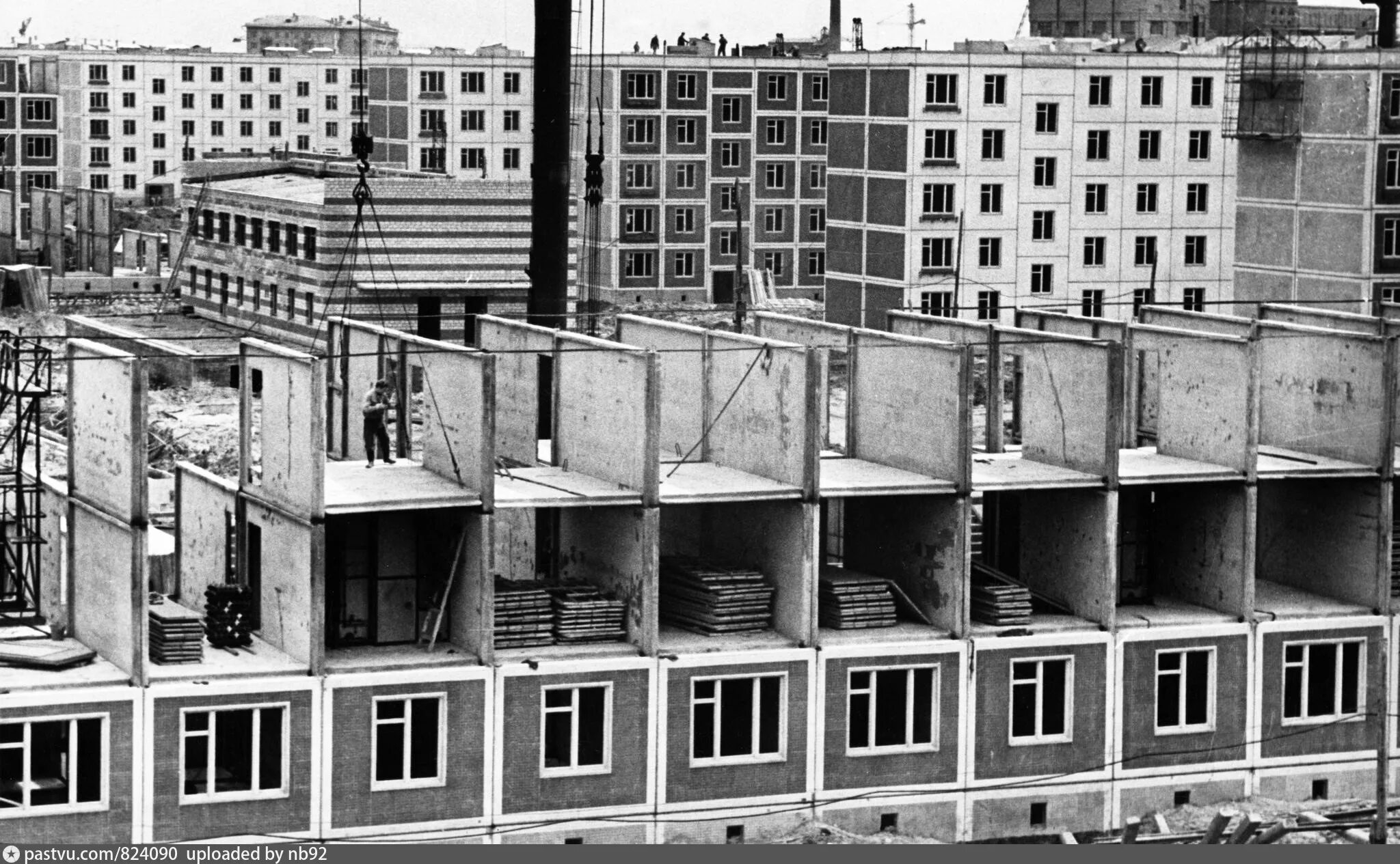 Первая жилая постройка. Срубный дом в древней руси. Первый крупнопанельный дом в ленинграде. Хрущевки в ссср. Брежневка кирпичная 5 этажка.