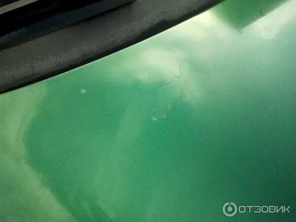 Полез лак на авто. Пятна под лаком на авто. лезет лак на машине. мусор под краской шкода. слез лак в некоторых местах на металле.