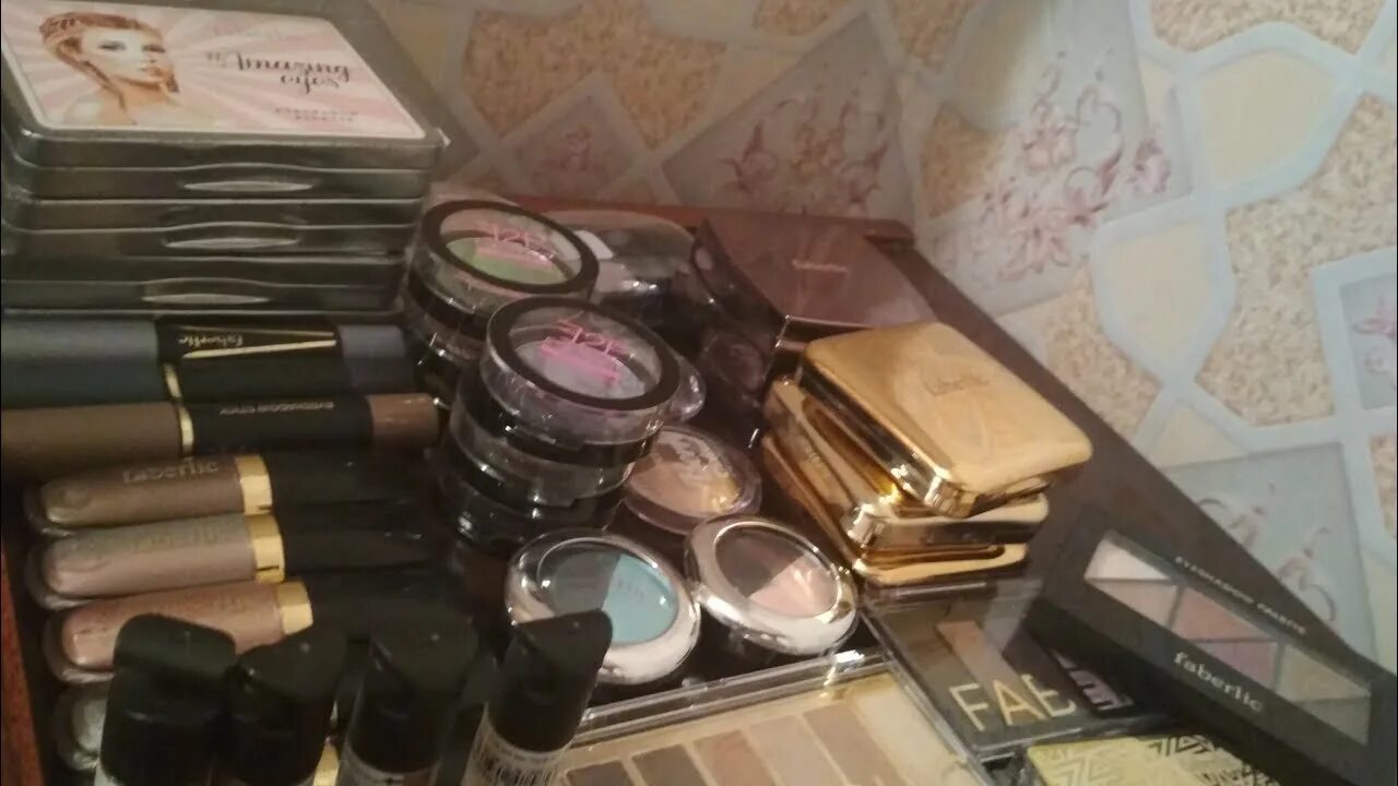 Тени mac nostalgic. Слушать маг тени 4. Тени шанель в стамбуле. Mac stolen moment extra dimension eyeshadow. Тени givenchy prisme quatuor.
