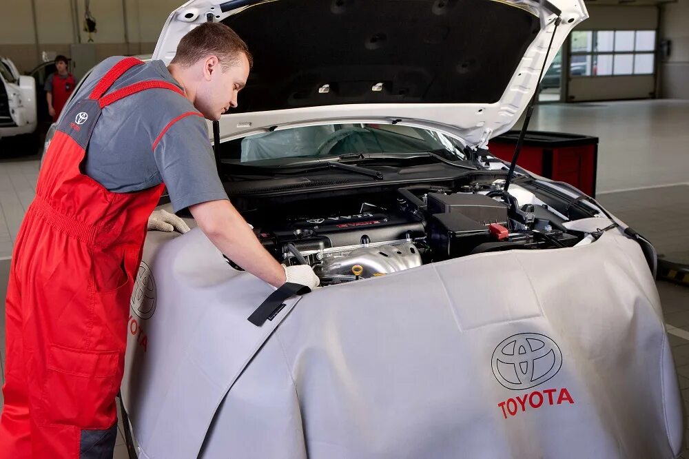 Техобслуживание тойота. Машина на подъемнике. Автомеханик тойота. Автосервис toyota. Тойота сервис ремонт.