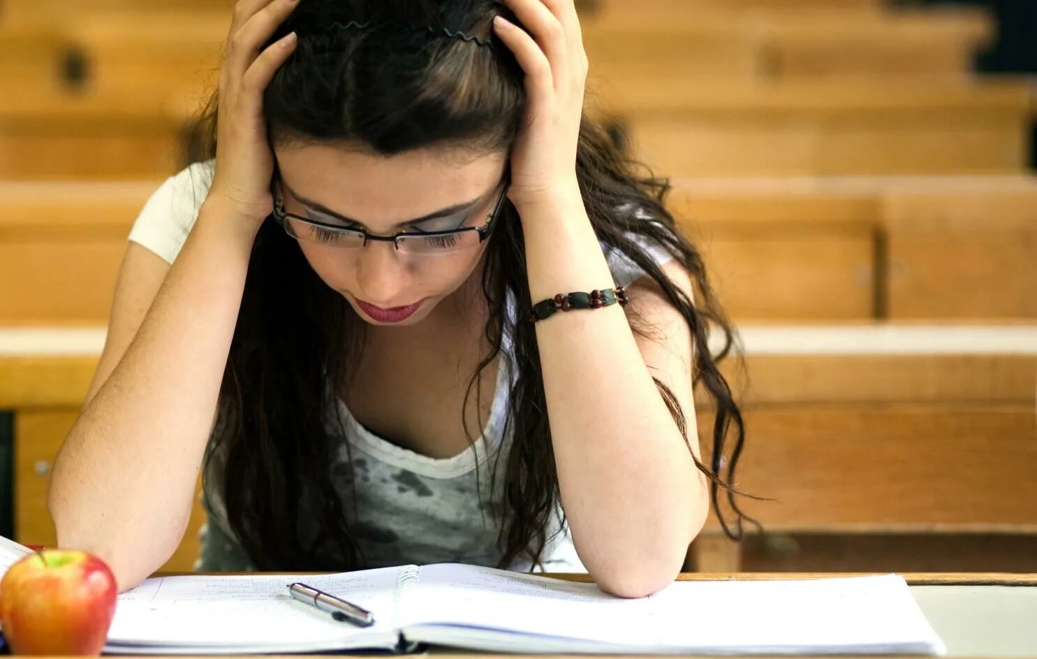 She study for her exams. Девушка готовится к ЕГЭ. Девушки готовится кэзамену. Девушка готовится к экзаменам. Девушка сдает экзамен.