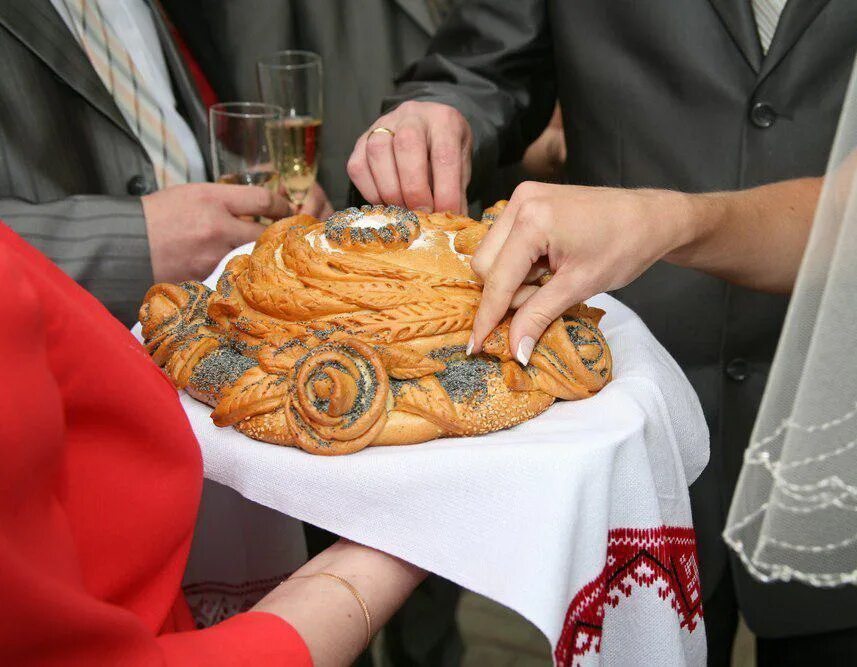 Праздничный хлеб соль. Каравай на свадьбу. Свадебный хлеб каравай. Свадебный каравай традиции. Рушник для каравая на свадьбу.