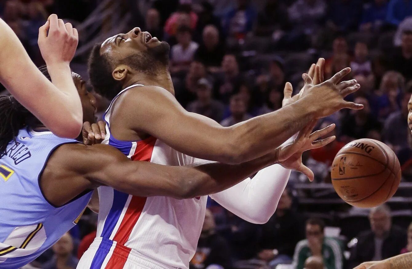 нарушения в баскетболе. баскетбол вики. баскетбол падение. неспортивный фол жест. баскетбол.