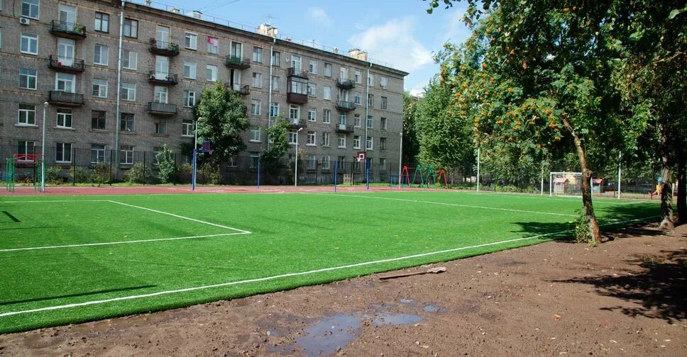 Футбольное поле в Кудрово. Зеньковский парк футбольное поле. Футбольная площадка во дворе. Футбольный стадион во дворе. Стадион во дворе