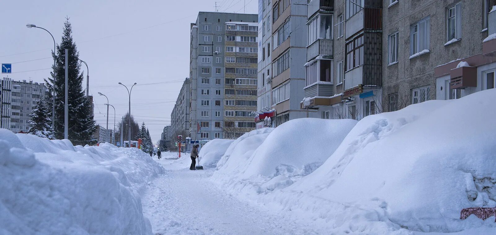 Снежков город. Сугробы в Кемерово. Сугробы в городе. Сугробы в Сибири. Много снега в городе.