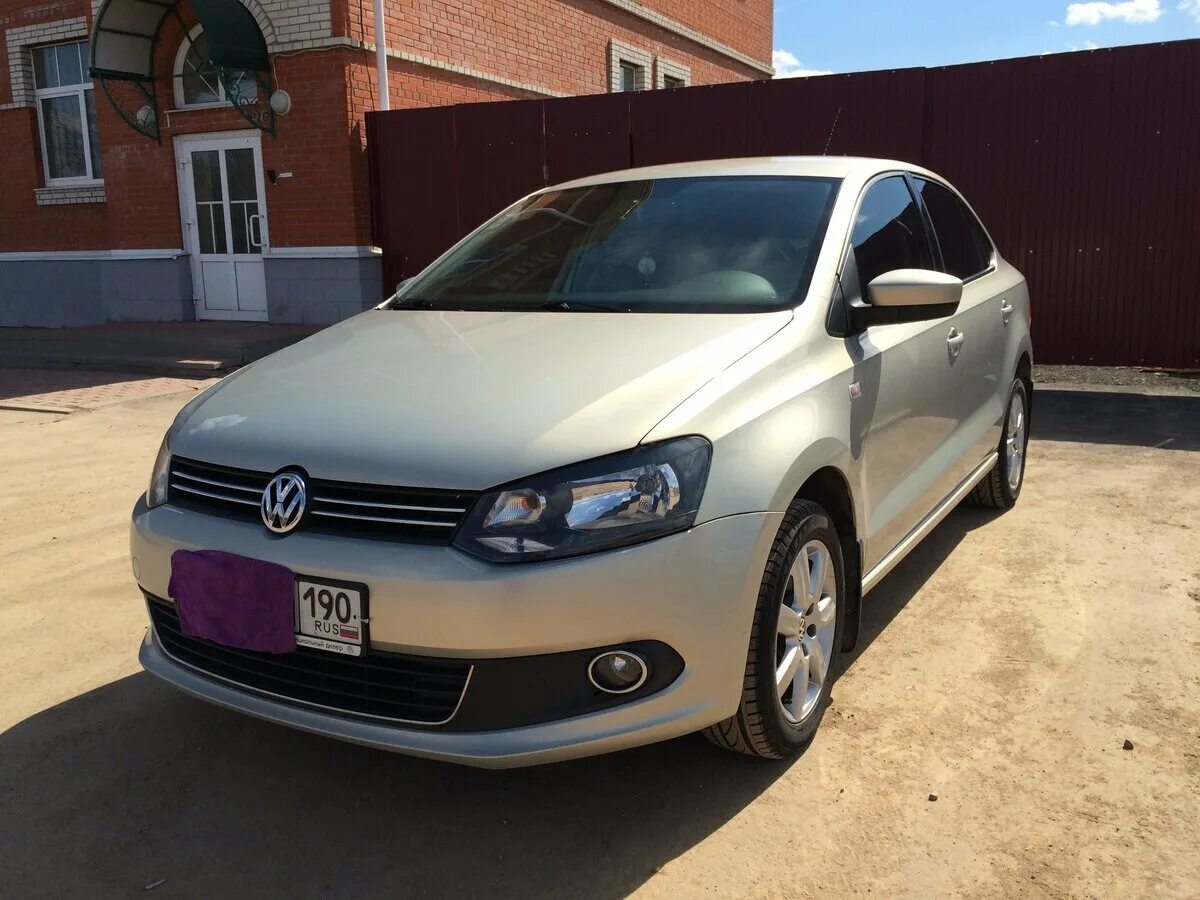 10 vw polo. Поло Фольксваген золотой 2011. Золотистый Volkswagen Polo в332мт164. Фольксваген седан золотой. Фольксваген поло дизель старый.