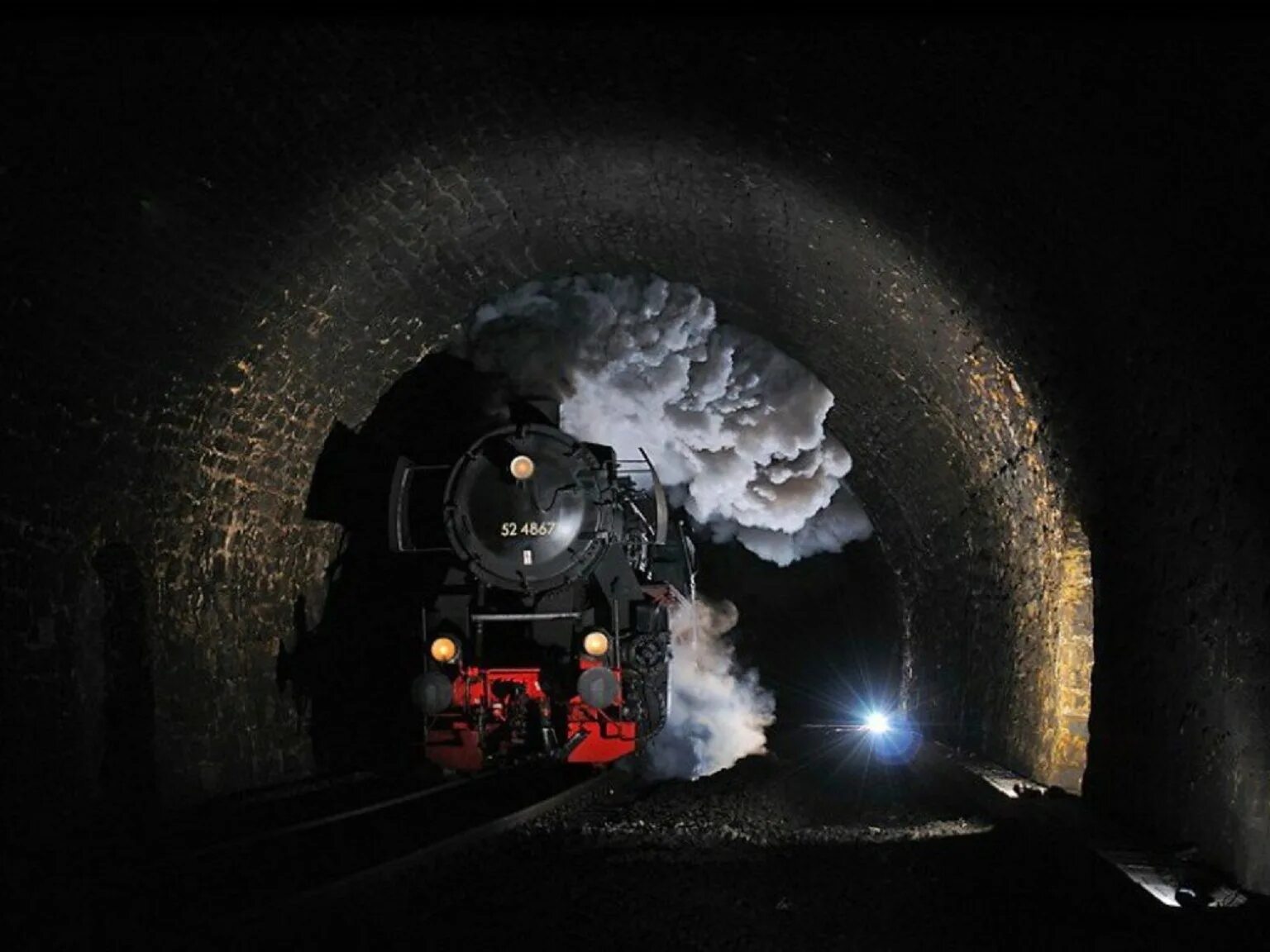 Паровоз туннель. Поезд в тоннеле. Поезд из тоннеля. Тоннель из леса. Паровоз туннель.