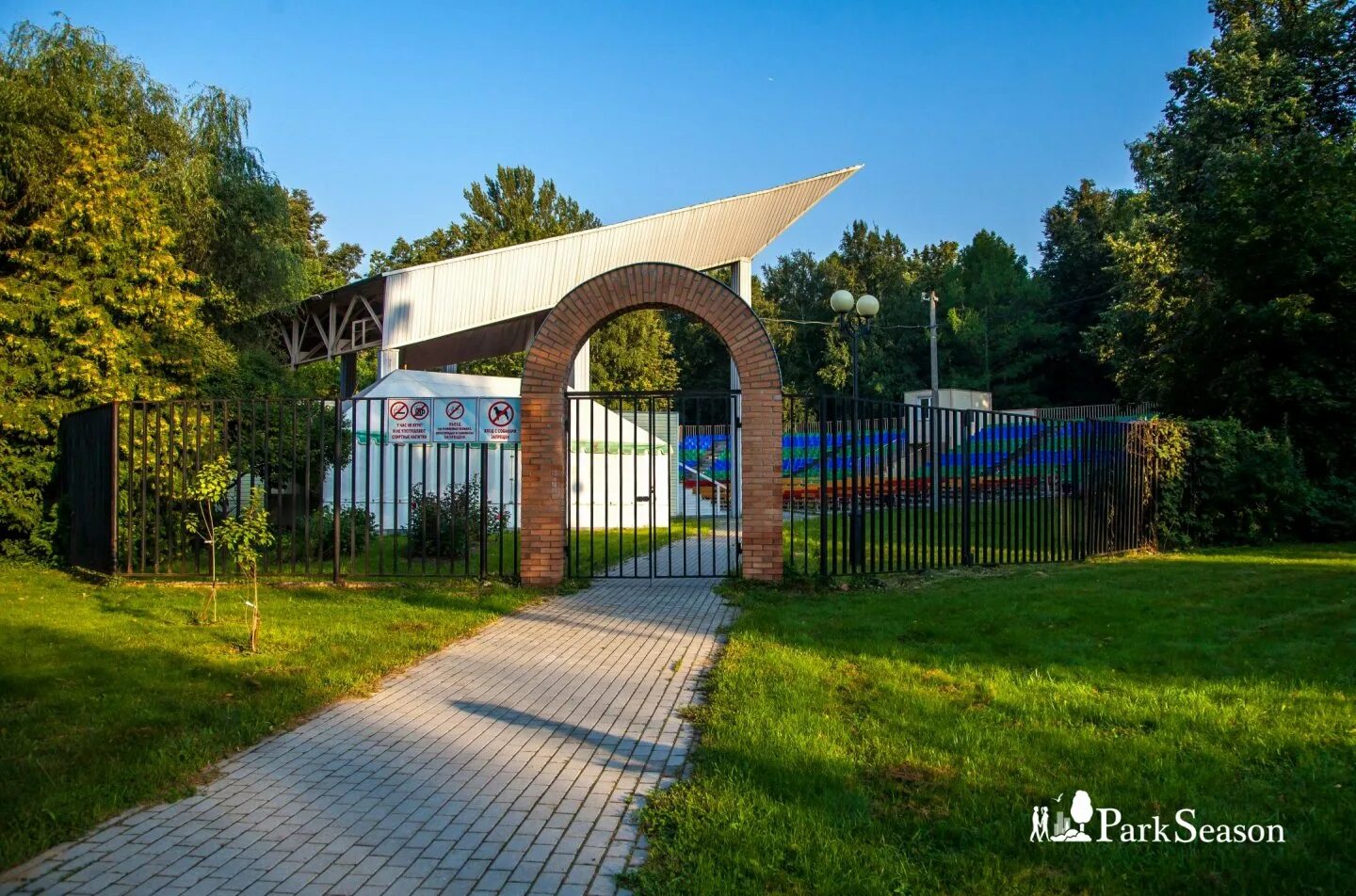 Концертная площадка с растениями. Шахматно шашечный павильон измайловского парка. Эстрада солнечная измайловский парк. Эстрада в измайловском парке. Парк сосновка летняя эстрада.