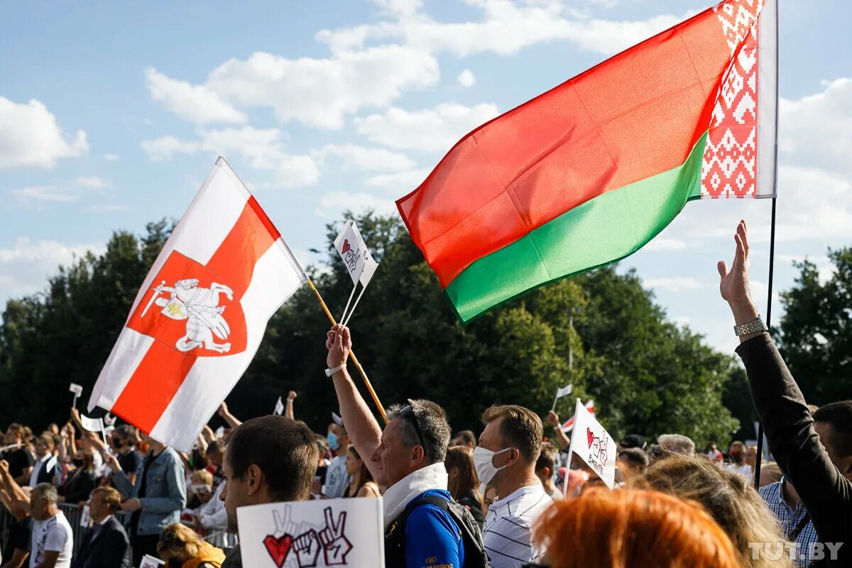 Флаг оппозиции. Флаг оппозиции белоруссии. флаг протестующих в белоруссии. флаг белоруссии на митингах. белорусский флаг оппозиции.