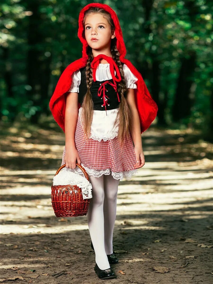 Красная шапочка. Как зовут красную девочку. Девушка в красном. Как зовут красную девочку. Образ красной шапочки.