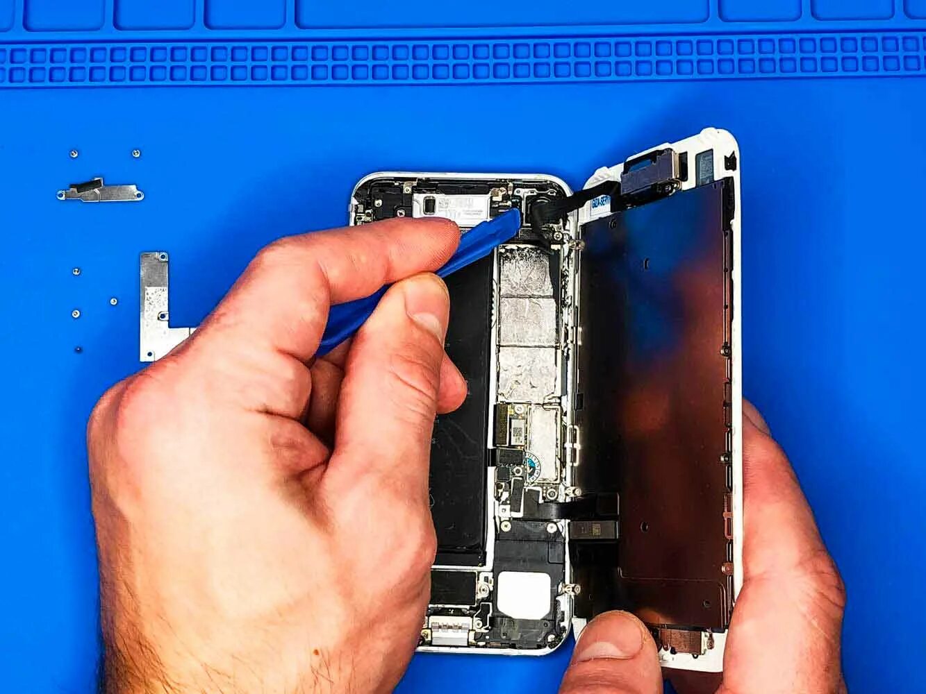 Поменять шлейф экрана. Шлейф дисплейного модуля iphone 7. шлейф экрана iphone 7. верхний шлейф iphone 7. шлейф дисплея iphone 8.