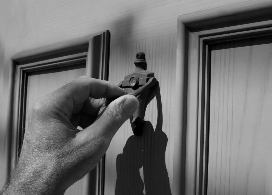 Стучится сосед в дверь. Стучится в дверь. стучит в дверь. в дверь постучали. постучаться в дверь.