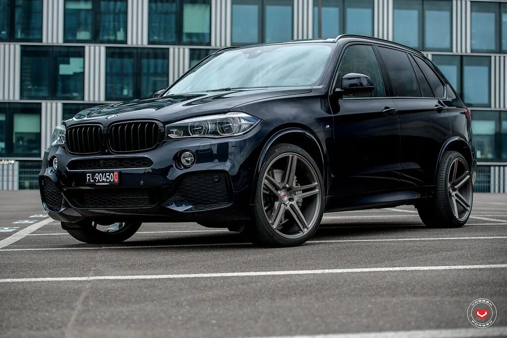 Фотография BMW 2015 X5 M AU-spec F15 серая авто Спереди 2560x1706