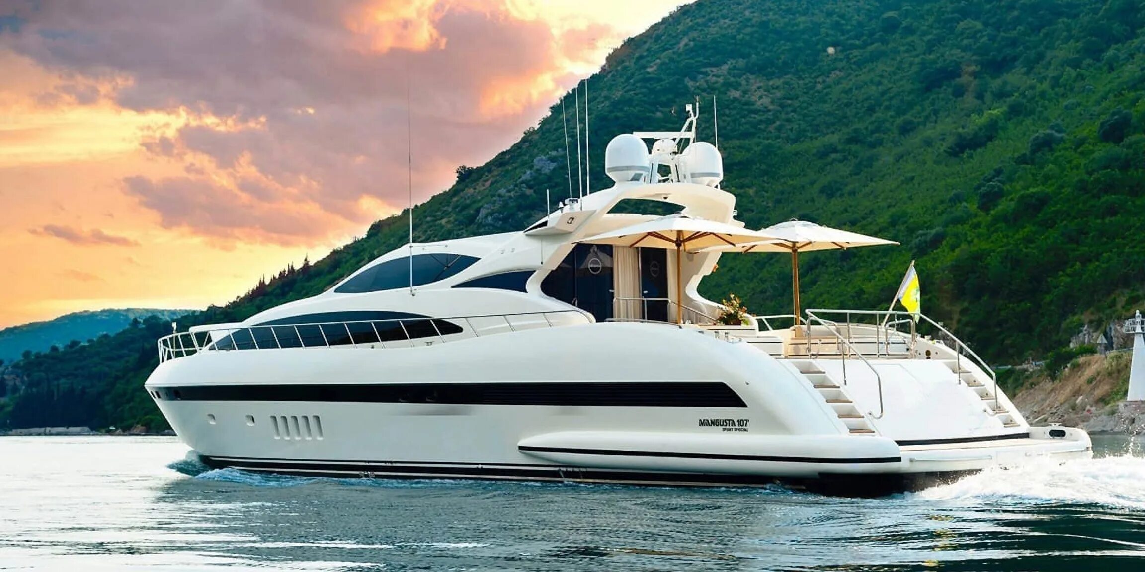 Прогулочная яхта. Яхта мрия. mangusta 215. mangusta 50m. моторная яхта.