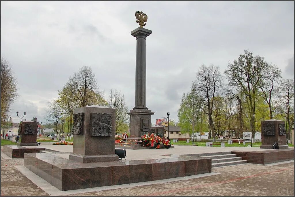 Города воинской славы питера. Стела «город воинской славы» (Луга). Стела Луга город воинской славы Луга. Памятник стела город воинской славы Луга.