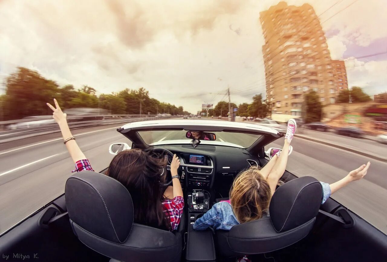 девушка с бутылкой. загорелая брюнетка в постели. любвеобильные женщины. девушка курит кальян. кальян бар.