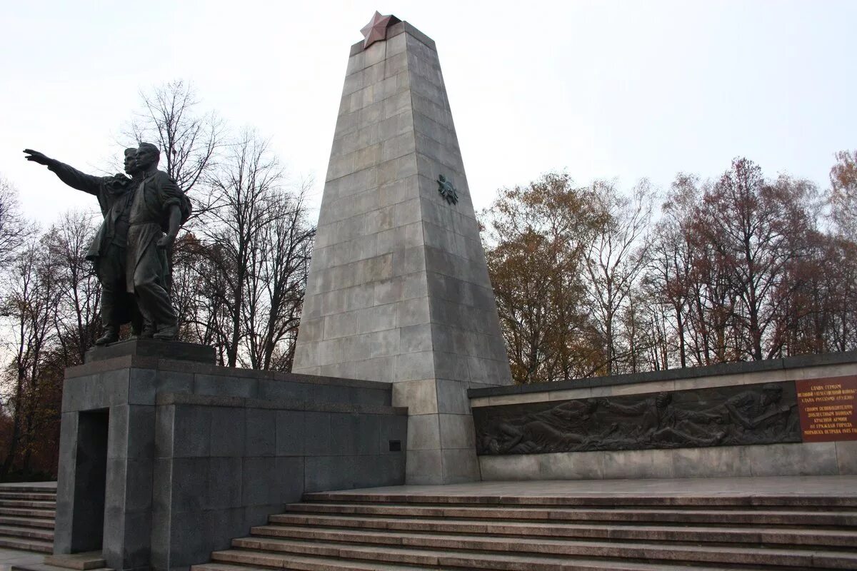 Памятник советским воинам. Туапсе памятник советским воинам освободителям и жукову. будапешт памятник советским воинам-освободителям. монумент советскому воину-освободителю в кишинёве, молдавия.