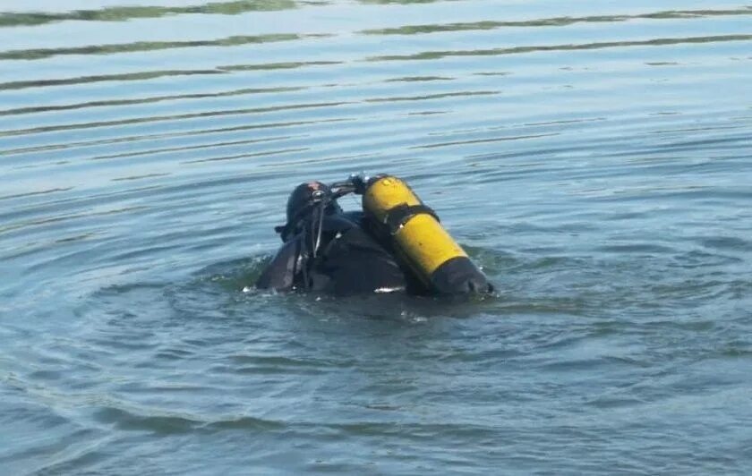 Тонущий человек. Утонул парень в Набережных Челнах 02.06.2022. Человек утонул в реке