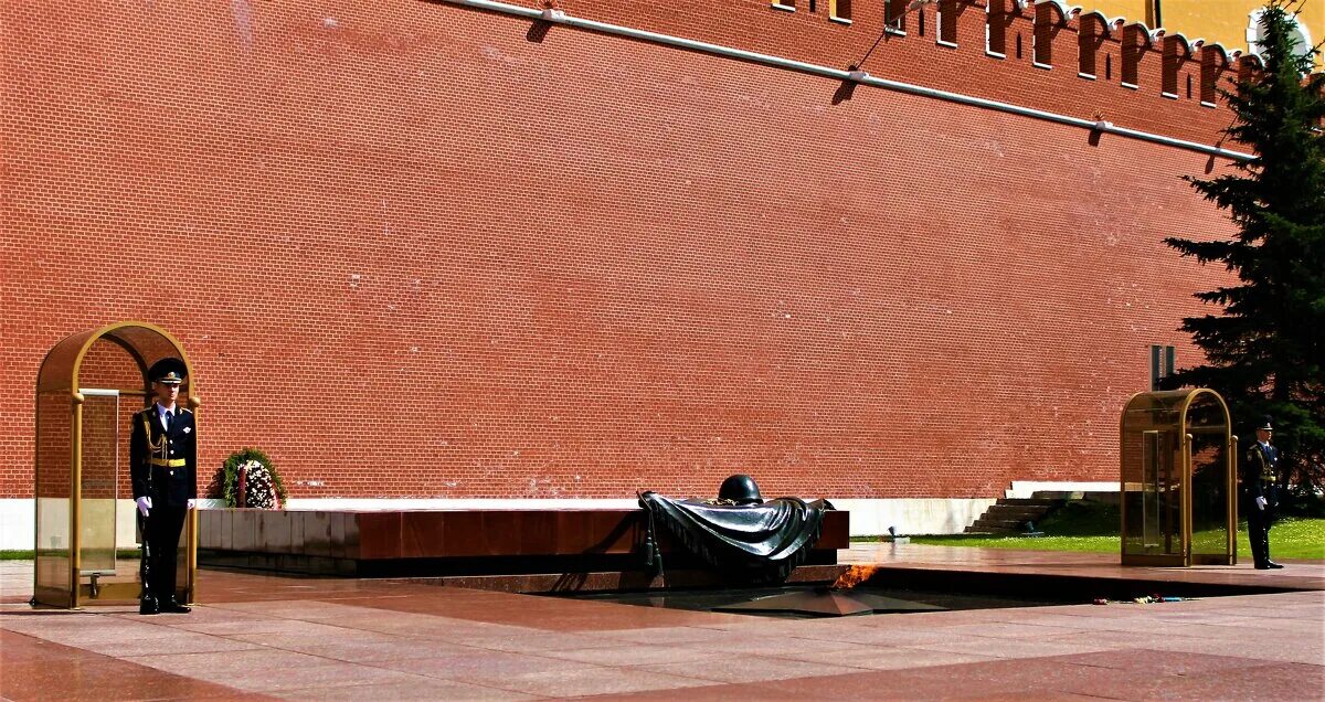 огонь у кремлевской стены. мемориал неизвестного солдата у кремлевской стены в москве. огонь у кремлевской стены. москва кремлевская стена вечный огонь. мемориальный архитектурный ансамбль могила неизвестного солдата.