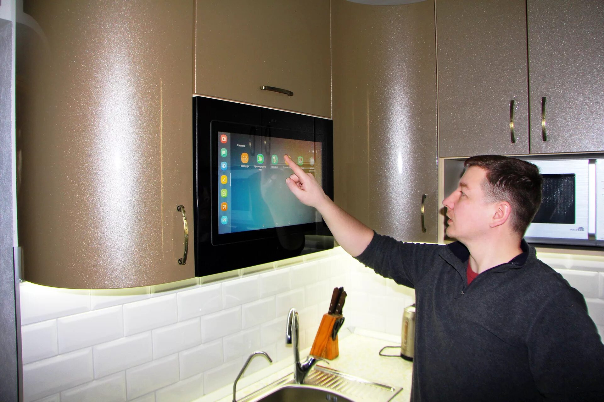 Телевизор встроенный в кухню. Встраиваемый телевизор для кухни. Встраиваемый телевизор на кухню в фасад. Встроенный телевизор в кухонный.
